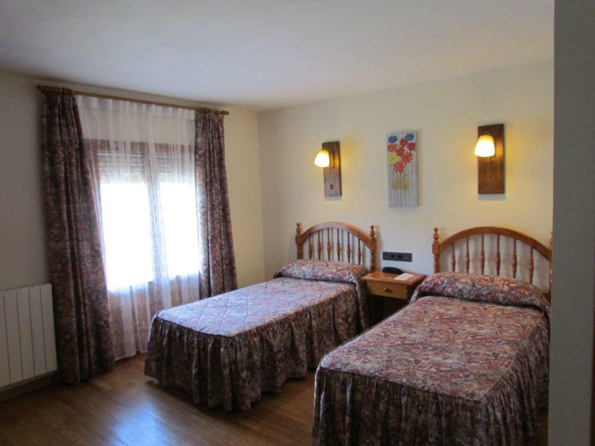 Hotel Las Nieves Linas de Broto Bagian luar foto